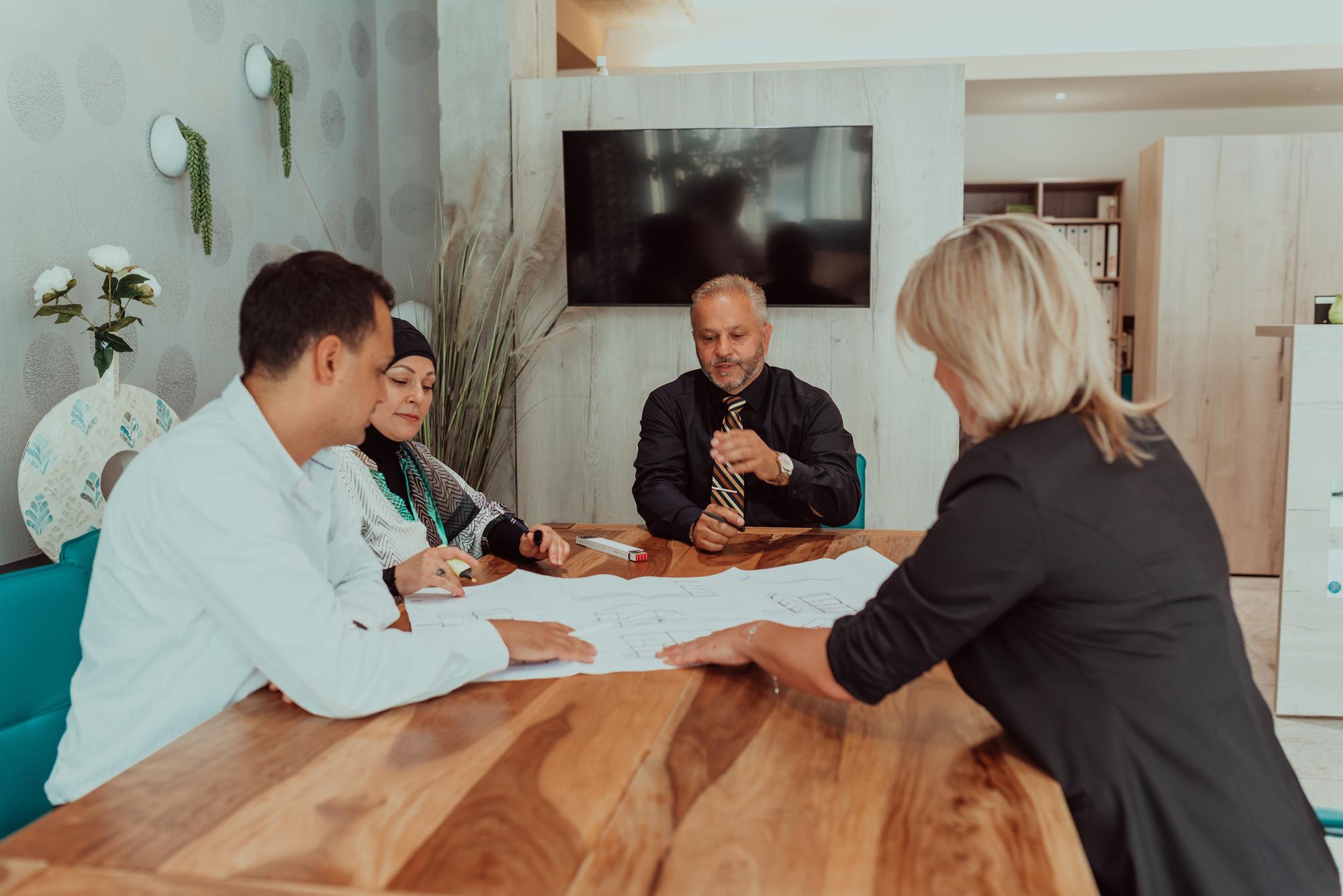 Reprezentant agentie discutand plan cu client